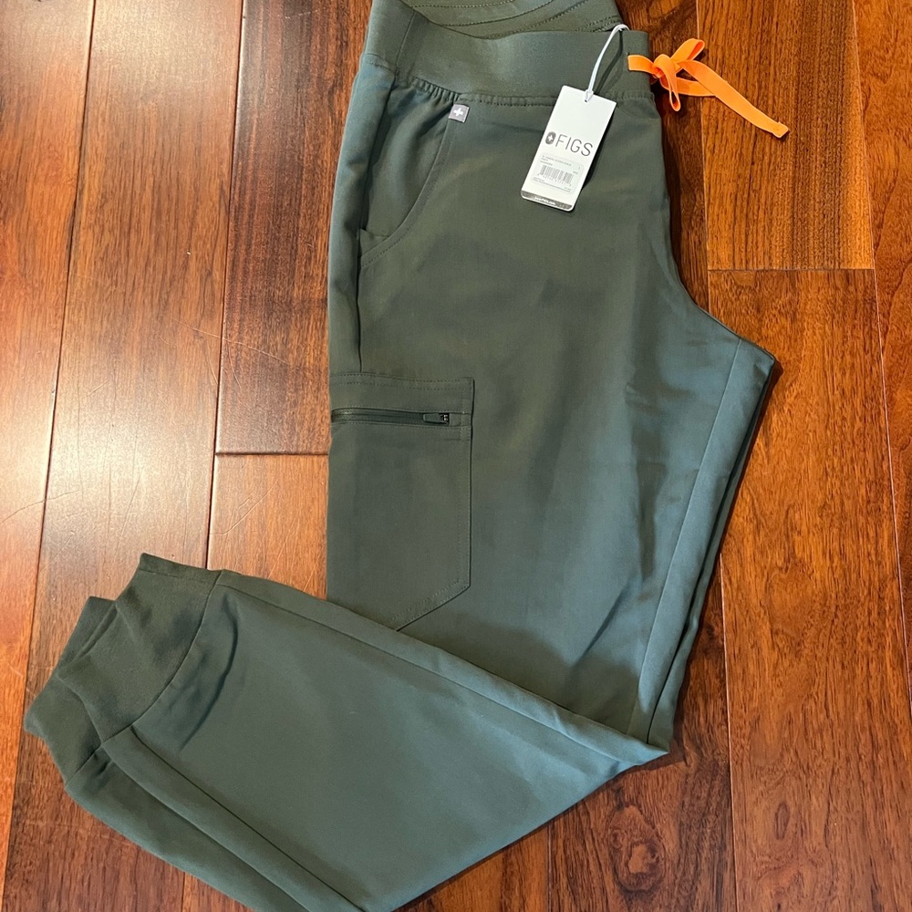 SET! FIGS Moss Green Scrub Set - New w/Tags Women’s Large